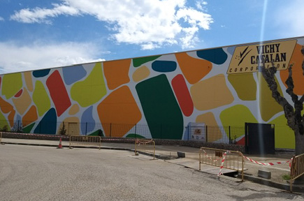 Mural de colors a la façana de l'empresa vivhy catalan